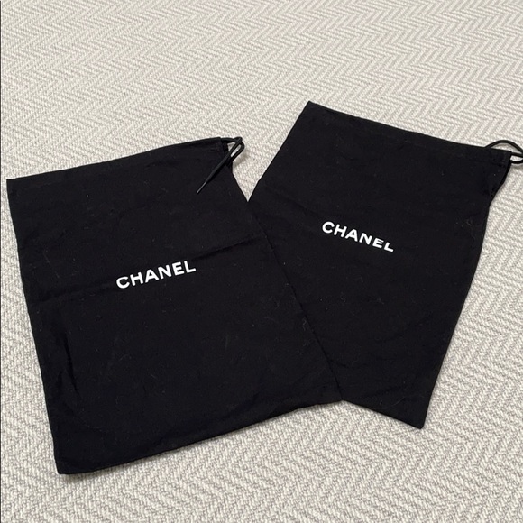 CHANEL navy slides gold chain and CC charms. - Picture 7 of 13